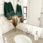 Apartamento á venda no centro com dois dormitórios e sacada.