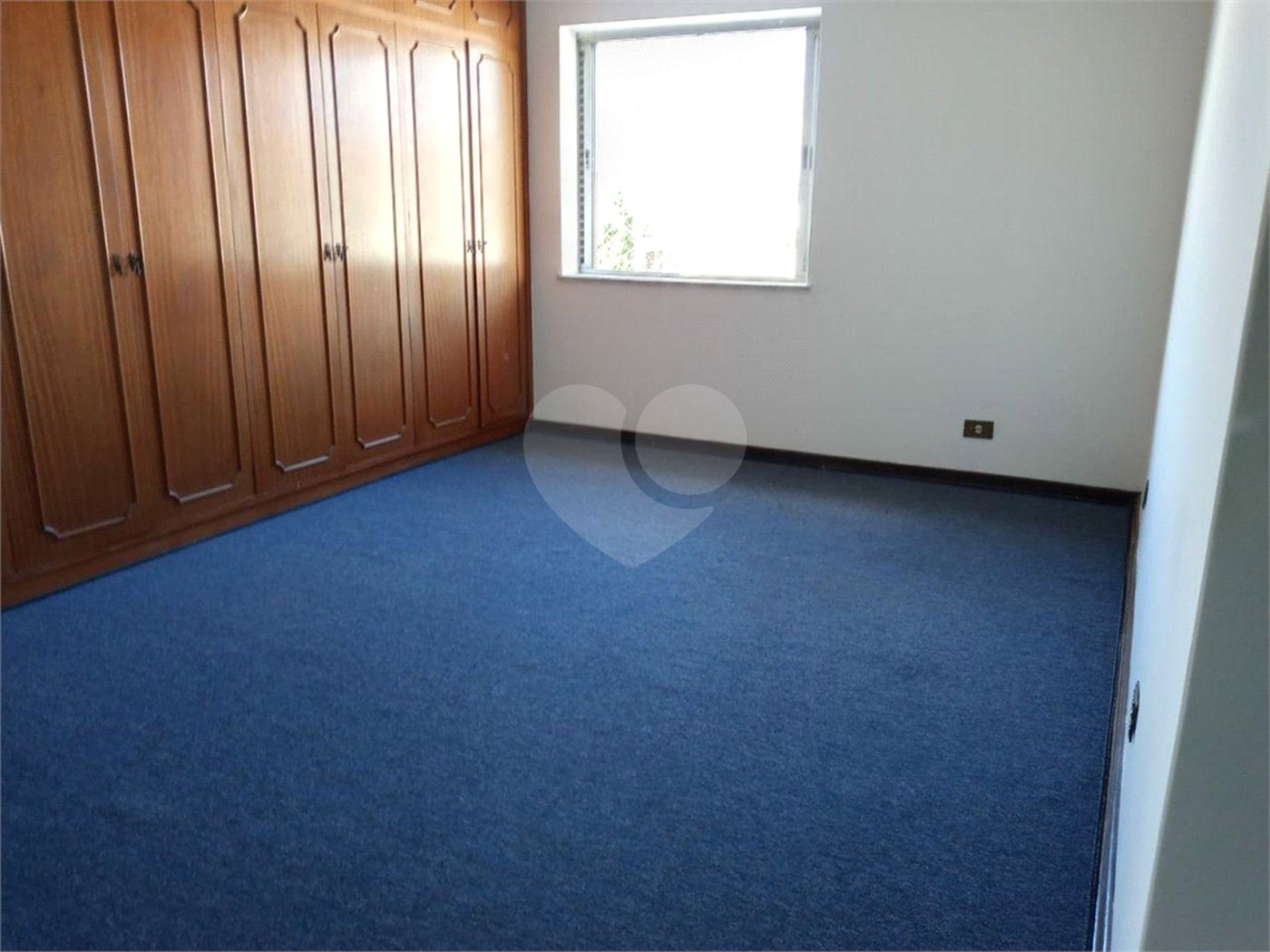 Casa com 4 dormitórios e 4 vagas.