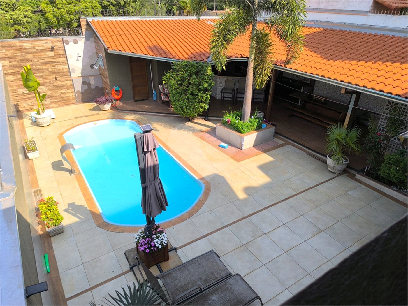 Casa à Venda no Santa Marta com 3 Suítes e Piscina