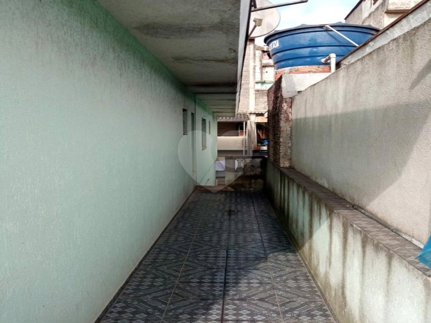 Ótimo sobrado, com amplo espaço interno (127m2), possuindo 03 dormitórios (01 suíte),