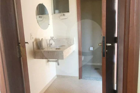 Casa Exclusiva com Pé-Direito Alto e Área Gourmet no Jardim Paraíso