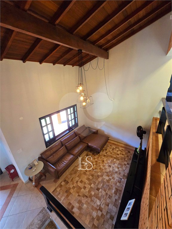 Indaiatuba- Vale das Laranjeiras - Vista dos fundos para o lago - Casa assobradada - 3 pisos, 4 quartos, 2 suítes, uma com hidro ,escritório, sala 3 ambientes, lareira, lavabo,cozinha ampla, despensa, lavanderia, churrasqueira, forno pizza, 6 wcs, piscina, jardim despensa, garagem, segurança