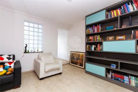 Casa Sobrado à venda com 342 m², 3 dormitórios, sendo 2 suítes, 4 vagas na Vila Mariana - São Paulo.
