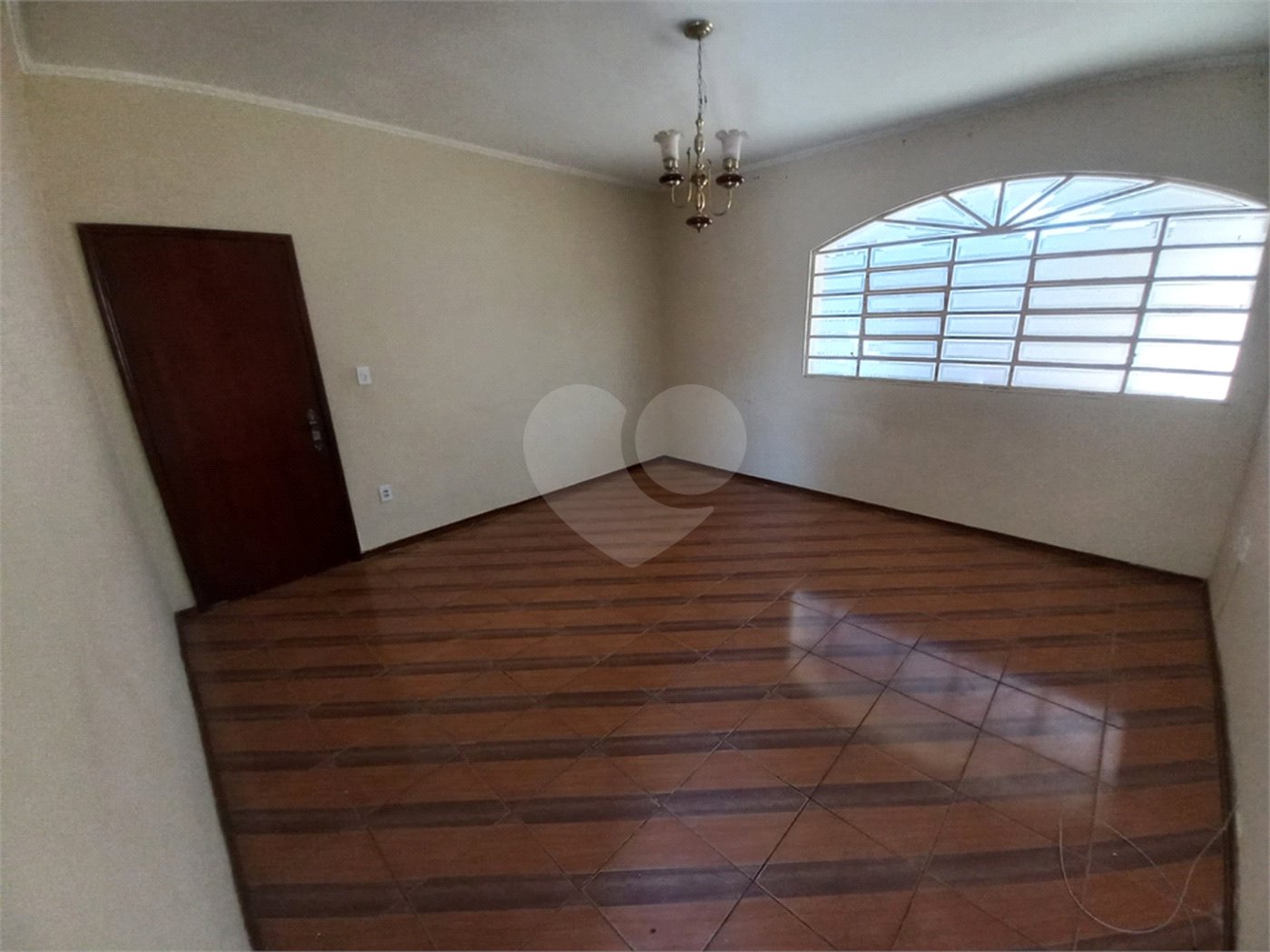 Casa térrea com 3 dormitórios, sendo 1 suíte.