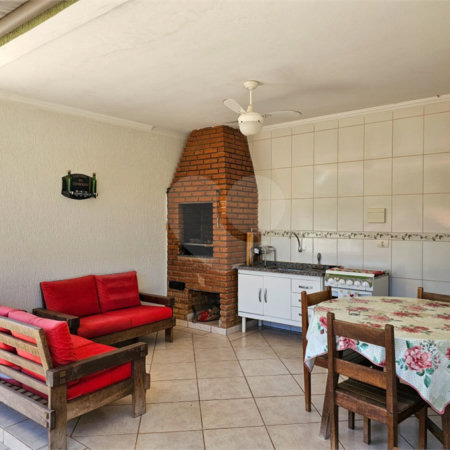 Casa térrea em Atibaia com 3 dormitórios (2 suítes), piscina, espaço gourmet, condomínio fechado