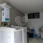 Sua oportunidade única na Vila Gumercindo! Casa espaçosa de 257m² com 4 dormitórios (sendo 2 suítes), 2 vagas de garagem e excelente localização, venda.