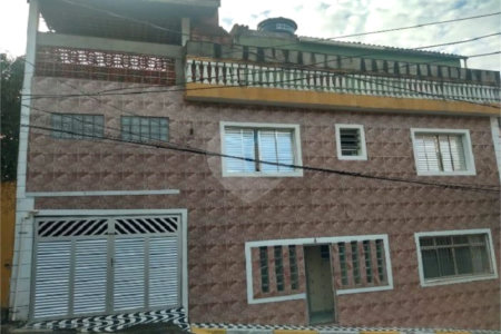 Sobrado de 120m² com dois dormitórios, vaga de garagem, churrasqueira no Alto do Ipiranga