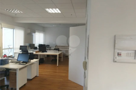 Conjunto comercial duplex à venda na Aclimação. Andar inteiro, puro charme!
