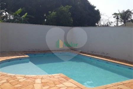 Ampla casa no condomÍnio Parque Fehr, contendo: