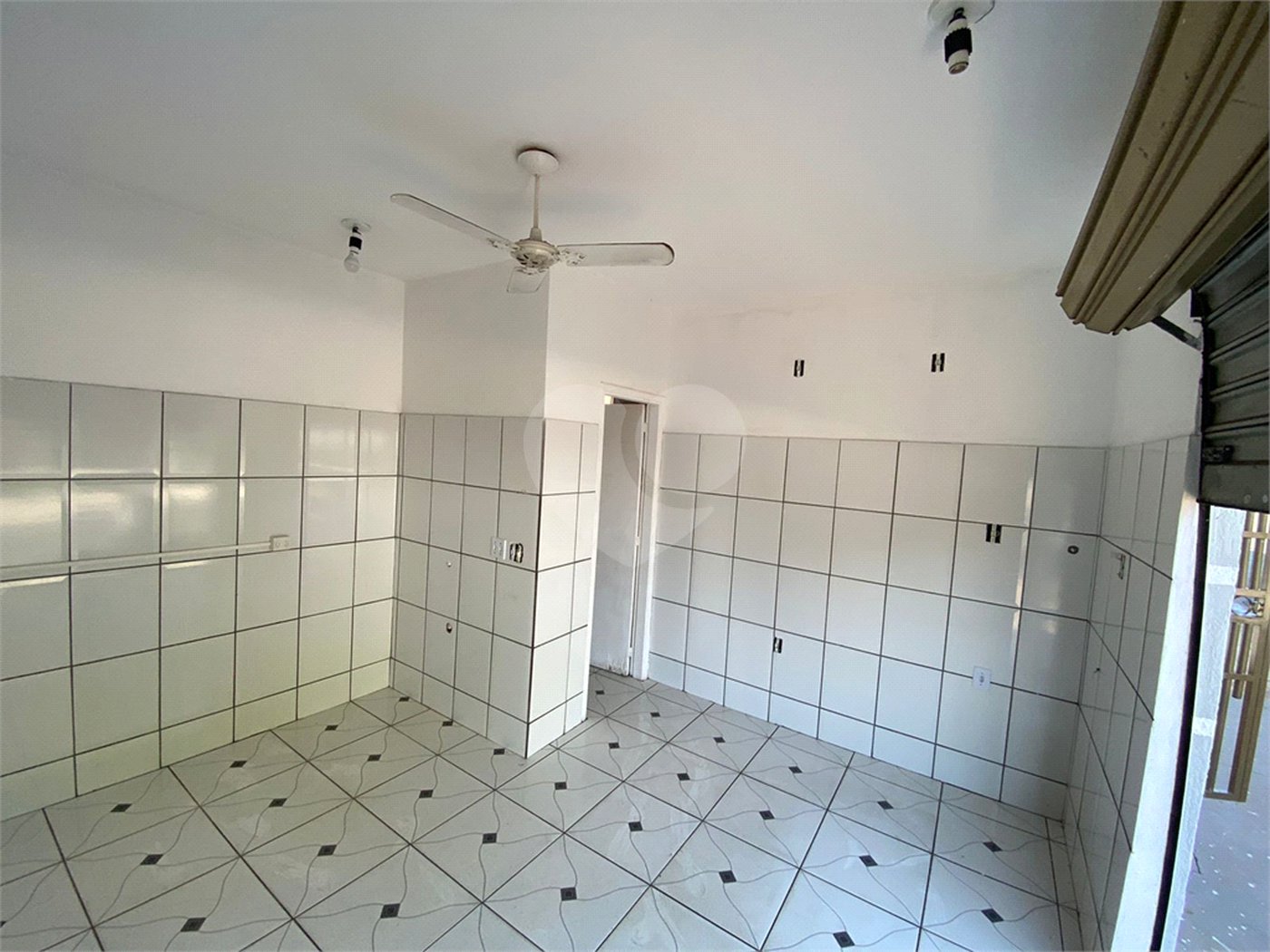 Casa térrea com salão comercial para venda no Santa Felícia.