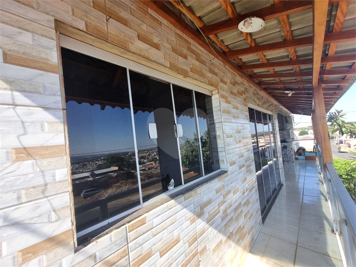 Sobrado 3 quartos e área comercial em baixo.