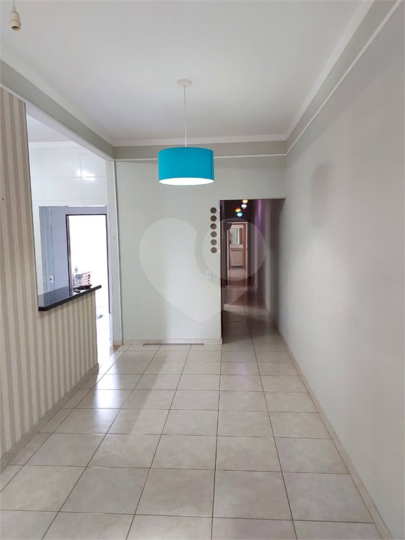 Casa Térrea com 2 dormitórios, sendo 1 suíte.