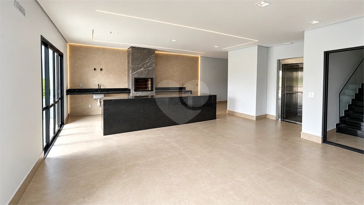Sobrado de alto padrão no Swiss Park, totalmente reformado, com 4 suítes, piscina, elevador, espaço gourmet, 4 vagas e condomínio com lazer completo.