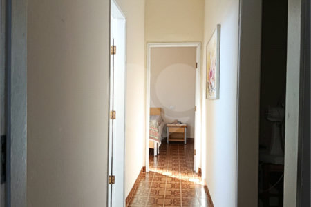 Casa térrea e espaçosa no centro da cidade por apenas R$370.000,00!!! Vamos agendar uma visita?