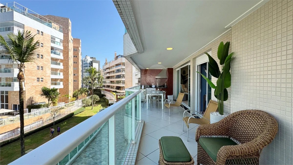 Apartamento à venda com 4 quartos, sendo 2 suítes, em Riviera de São Lourenço, Bertioga, SP