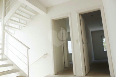 Casa à venda com 4 quartos, sendo 2 suítes, no condomínio Bristol Village, São Paulo - SP