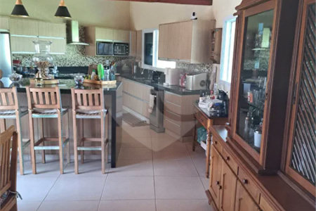 Casa Ampla com 5 Dormitórios, Piscina e Lazer Completo em Terreno de 1.260 m²