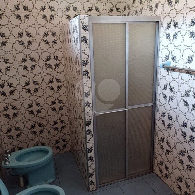 Linda casa no centro com 3 quartos.