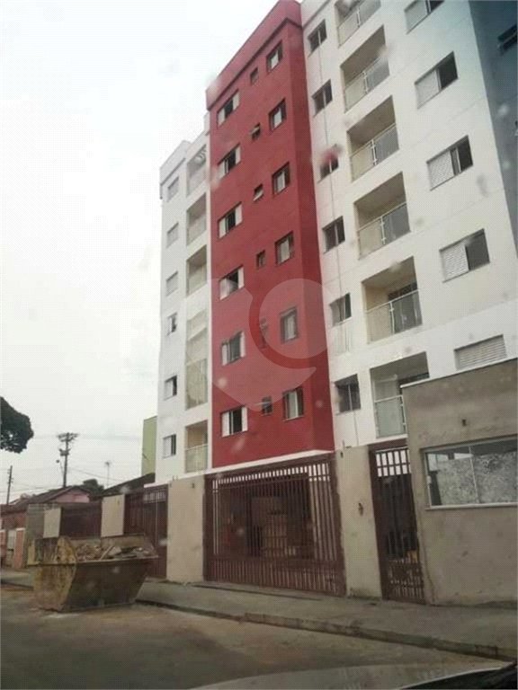 Apartamento no Condomínio Residencial Clarice.