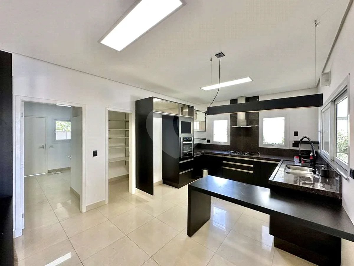 Casa em condomínio Impecável, 4 dorms / 2 suítes, varanda gourmet, piscina, 3 lareiras