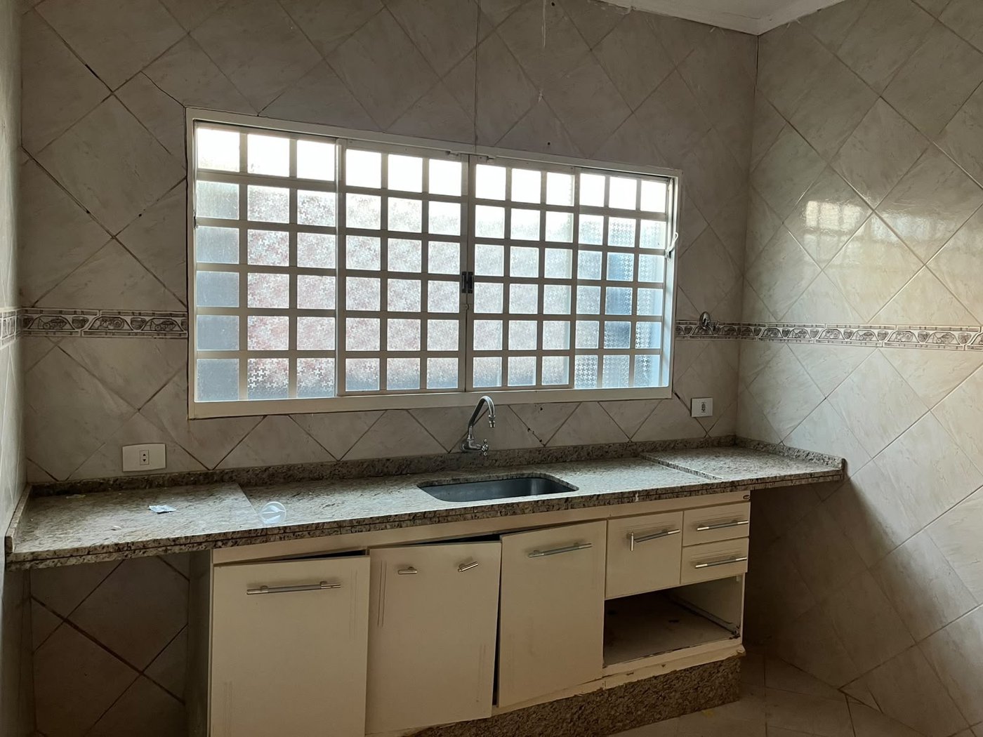 Casa para alugar com 4 quartos, sendo 2 suítes, no Centro, Três Lagoas, MS