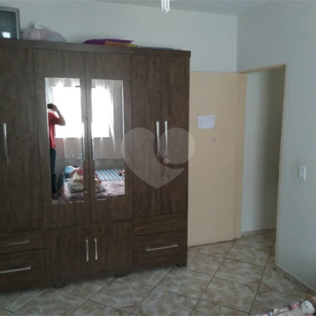 Casa térrea com 2 dormitórios, sendo 1 suíte.
