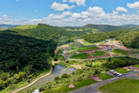 Casa térrea 3 dormitórios (3 suítes), espaço gourmet, piscina, 2 vagas garagem, condomínio fechado com ampla área lazer