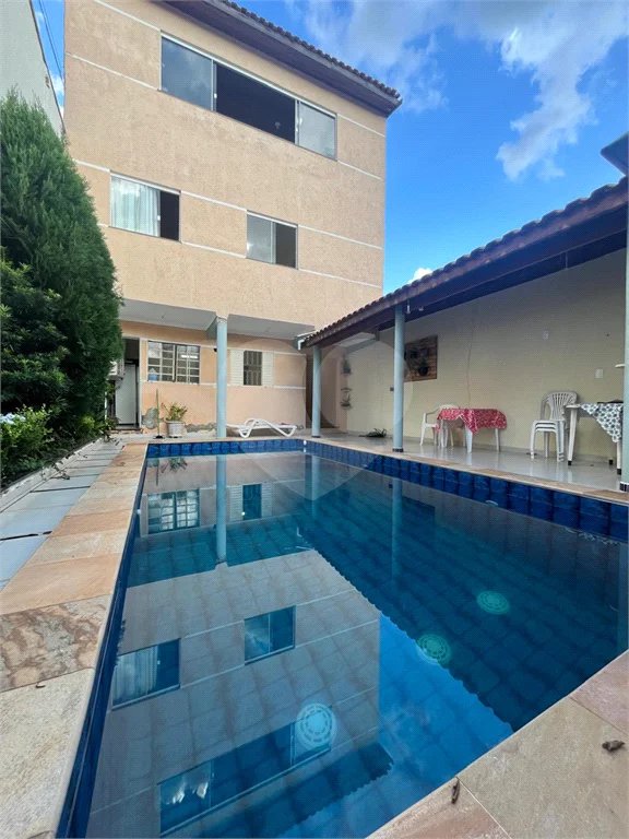 Casa ampla no bairro Terra Rica com 3 pavimentos e excelente estrutura.