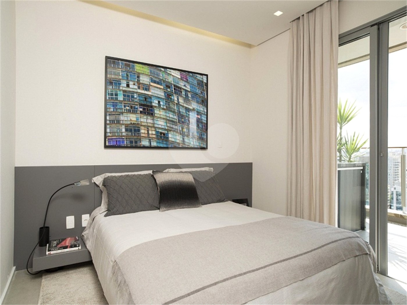 EXCELENTE OPORTUNIDADE DE LOCAÇÃO DA VILA NOVA CONCEIÇÃO, APTO. 72 M2 MOBILIADO, 1 DORM COM SUÍTE, 2 VAGAS COM DEPÓSITO