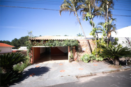 Casa com 4 Dormitórios e área de lazer com piscina