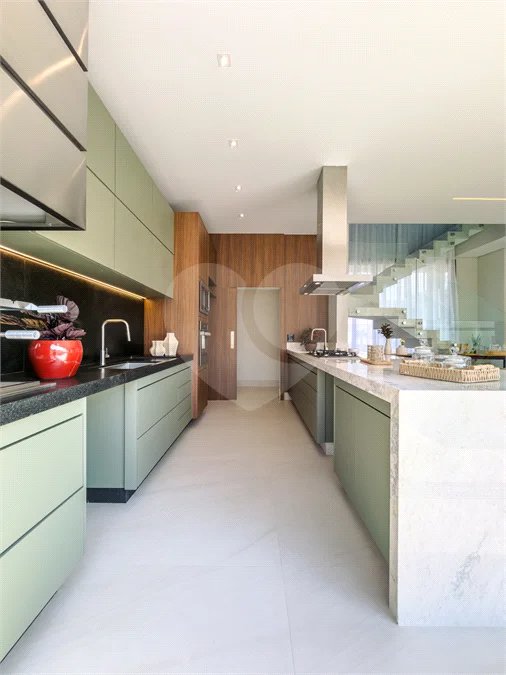 Indaiatuba - Condominio Villa Sapezal - 318 m² de Terreno - 230 m² de Área Construída - 3 suítes, sendo 1 Master com closet planejado - Sala de TV - Sala de estar integrada à Sala de jantar - Cozinha com móveis planejados - Despensa - Escritório planejado - Lavabo - Piscina com preparação para aquec
