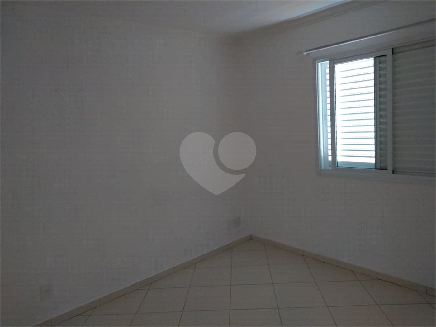 Indaiatuba - Venda - Apartamento no Condomínio Portal das Flores com 64 m², 3 dorms, sendo 2 com armários planejados, , WC social, cozinha planejada e totalmente integrada com a lavanderia, varanda, , 02 vagas de garagem. Excelente localização, a poucos metros do Shopping Polo, mercados, padaria,