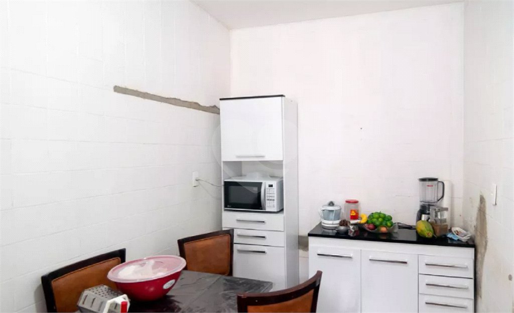 Casa à venda no Campo Belo de 200 metros quadrados, com 3 casas no terreno.