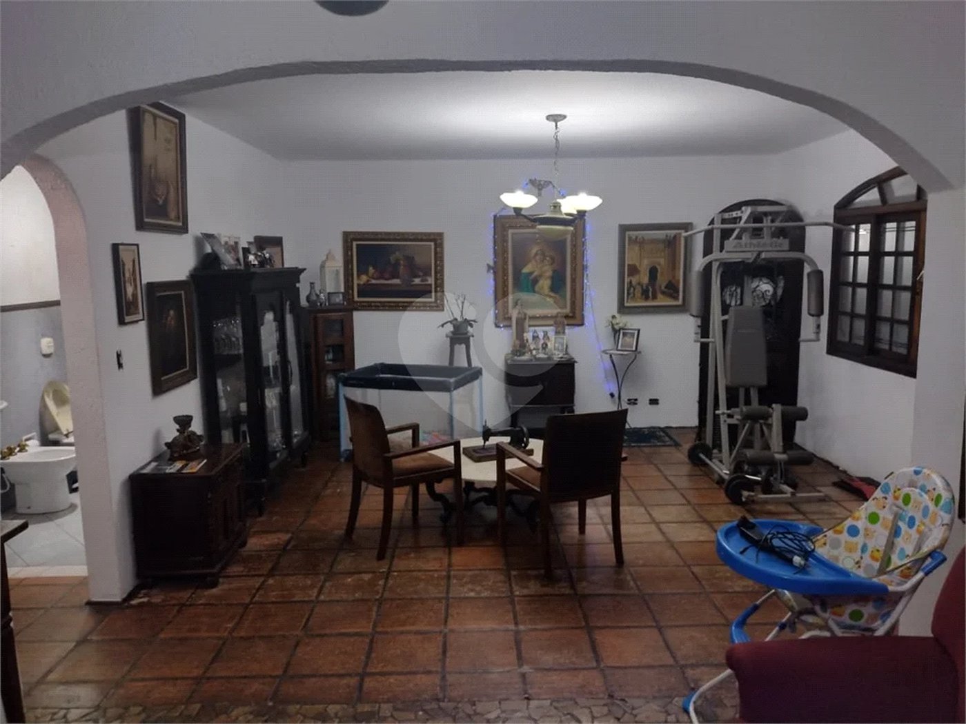 Casa à venda na Vila Mariana de 300 metros quadrados, com 3 dormitórios, 1 suíte e 2 vagas.
