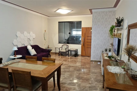 Casa Nova (Apenas 2 Anos) com Suíte: Conforto, Segurança e Localização Privilegiada!