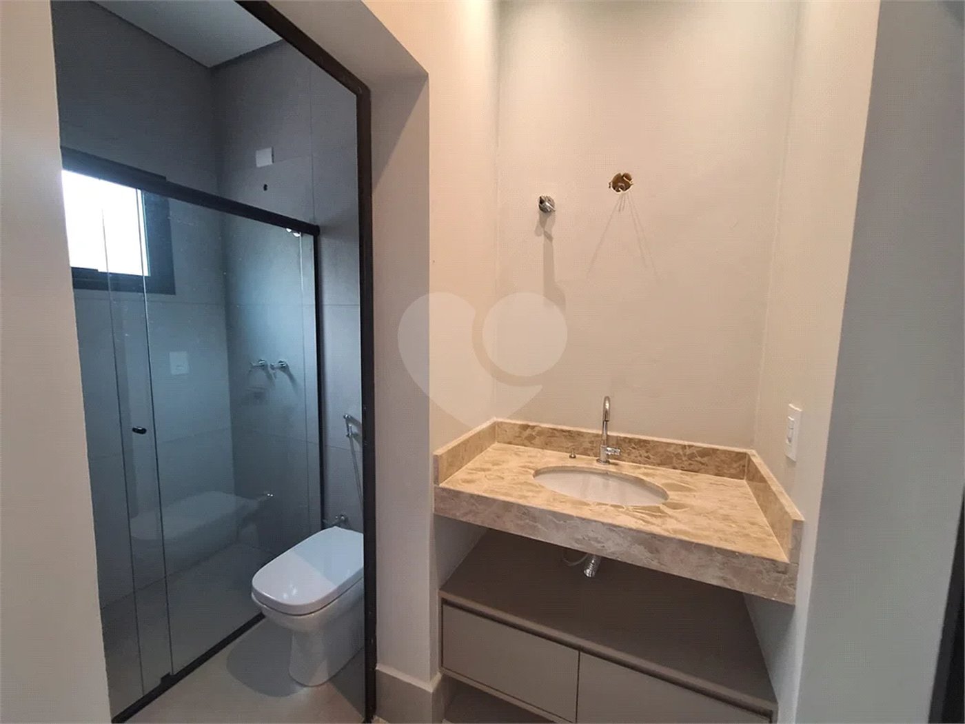Casa NOVA com 03 suítes , piscina e condomínio com lazer completo!