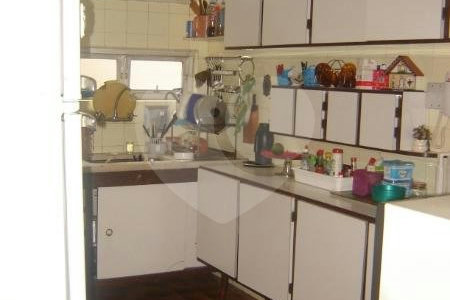 Apartamento com 4 quartos e ampla sala.
