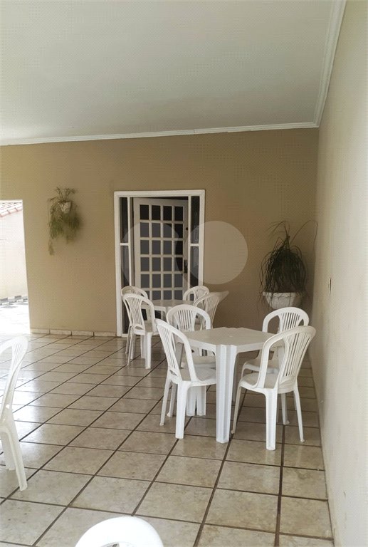 Casa Térrea com 3 dormitórios, sendo 1 suíte.