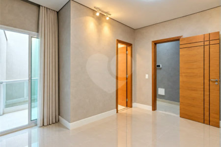 Sobrado geminado com 185 m², 3 suítes, closet, 4 vagas, área gourmet, sótão, energia solar, aquecimento de água e sistema completo de segurança.