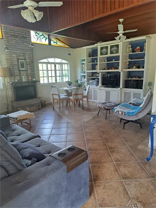 Casa Ampla com 5 Dormitórios, Piscina e Lazer Completo em Terreno de 1.260 m²