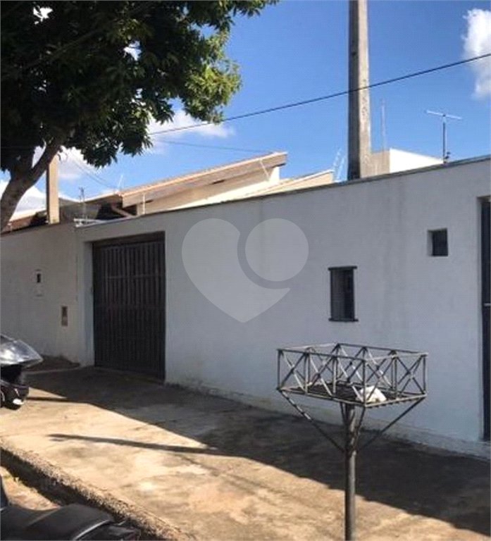 Casa térrea com 3 dormitórios, sendo 1 suíte.