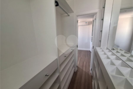 Apartamento para locação com 2 dormitórios, sendo 1 suíte com 02 vagas, totalmente climatizado nos 3 ambientes