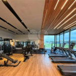 Indaiatuba - Condominio Villa Sapezal - 318 m² de Terreno - 230 m² de Área Construída - 3 suítes, sendo 1 Master com closet planejado - Sala de TV - Sala de estar integrada à Sala de jantar - Cozinha com móveis planejados - Despensa - Escritório planejado - Lavabo - Piscina com preparação para aquec
