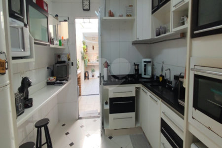 Sobrado com 125m² , 3 dormitórios , sendo 1 suíte , 2 vagas de garagem , à venda no Bosque da Saúde.
