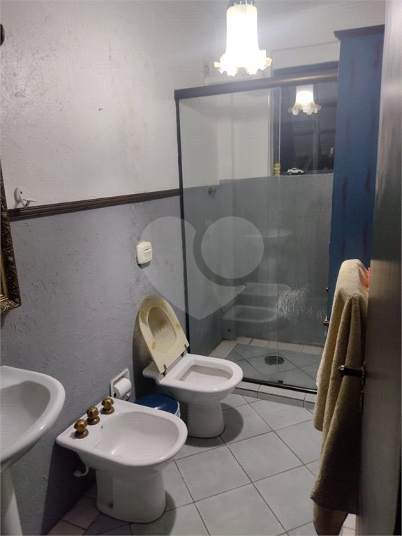 Casa à venda na Vila Mariana de 300 metros quadrados, com 3 dormitórios, 1 suíte e 2 vagas.