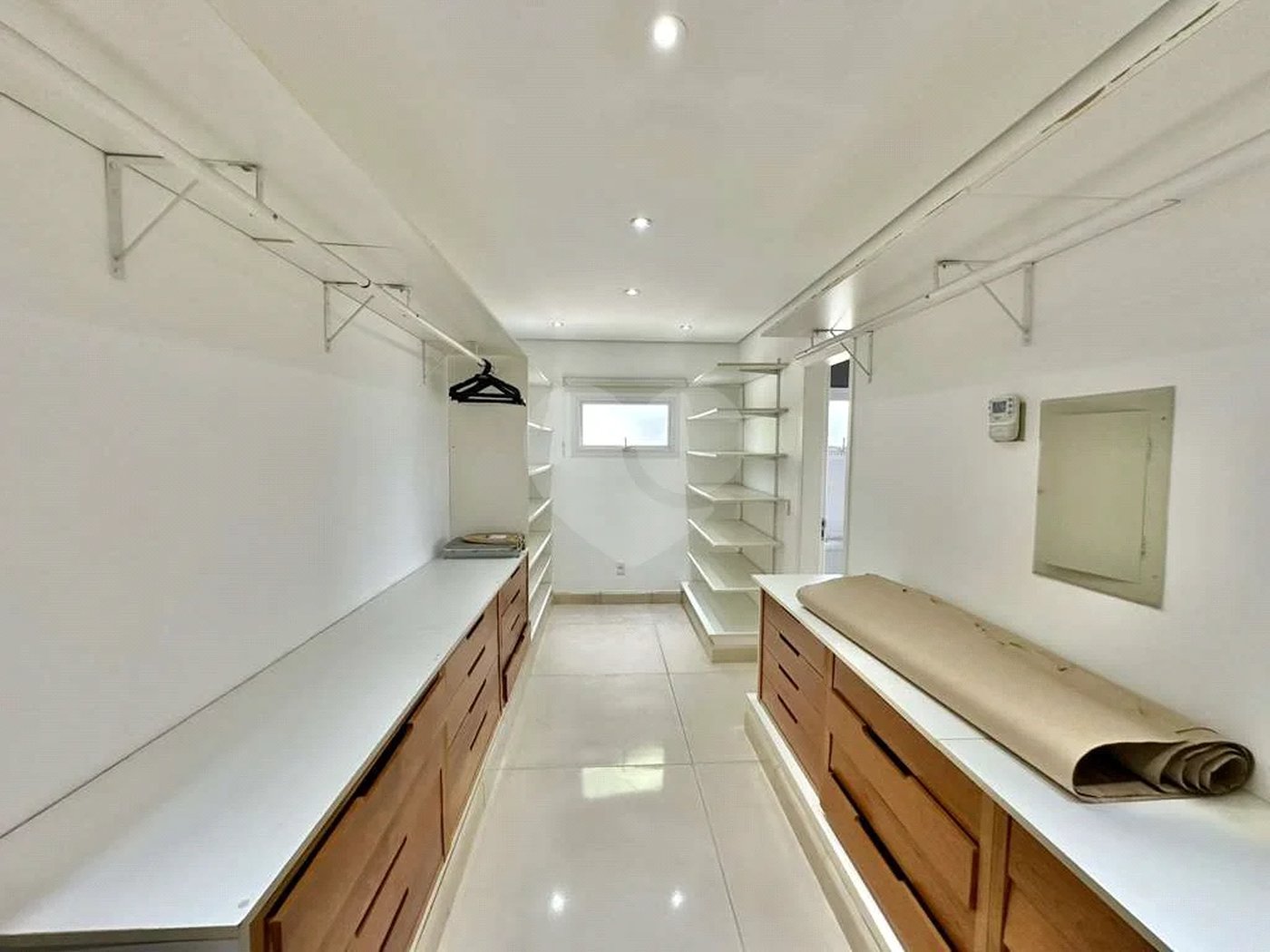 Casa em condomínio Impecável, 4 dorms / 2 suítes, varanda gourmet, piscina, 3 lareiras