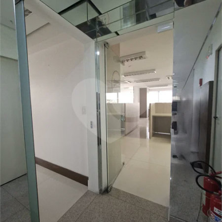 SALA COMERCIAL DE 90 M² COM 12 BAIAS, SALA DE REUNIÃO, AR-CONDICIONADO CENTRAL E 2 VAGAS!