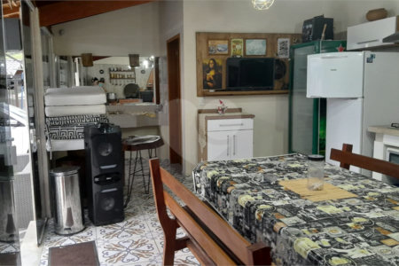 Chácara em Área Rural de Piracaia, com casa principal + 4 kitnets alugadas, excelente localização
