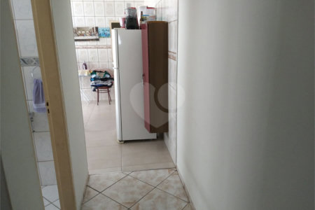 Casa térrea com 2 dormitórios, sendo 1 suíte.