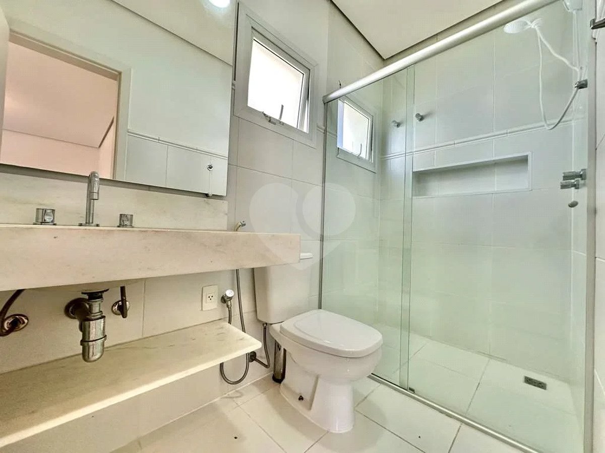 Casa em condomínio Impecável, 4 dorms / 2 suítes, varanda gourmet, piscina, 3 lareiras